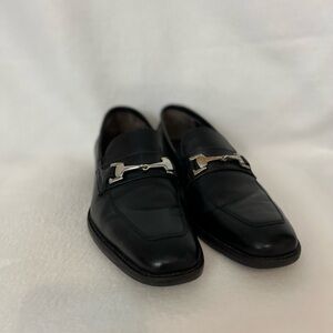 Johnston & Murphy size 9 1/2 Black Leather Slip On Mens Loafers